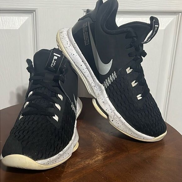 🏀 Nike LeBron Witness V5 Black/White Basketball Shoes LEBRON JAMES - Sz 8 - GUC - Picture 1 of 14
